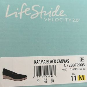 Woman’s size 11 black wedges